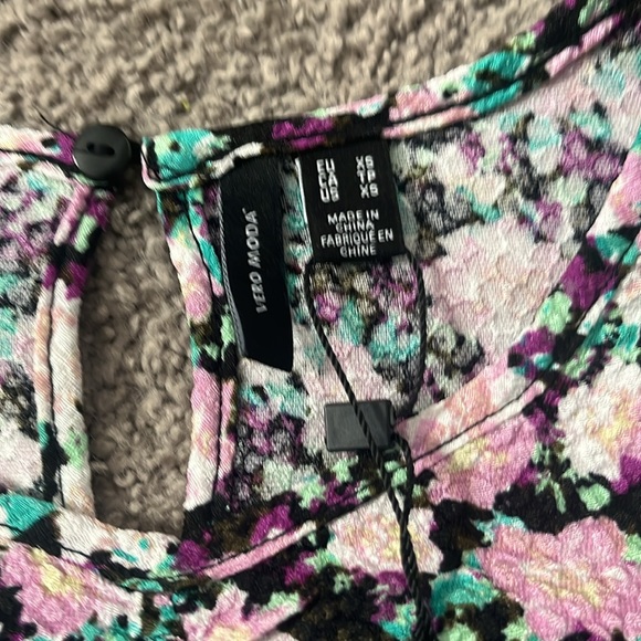 NWT purple pink top with key hole opening - Picture 4 of 5